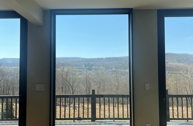 Stunning Mountain Views, Pool, NEW Hot Tub and Sauna