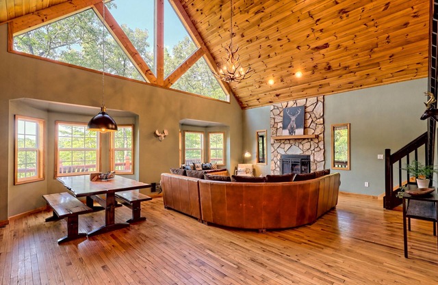 STUNNING Mountain VIEW Lodge for 14!