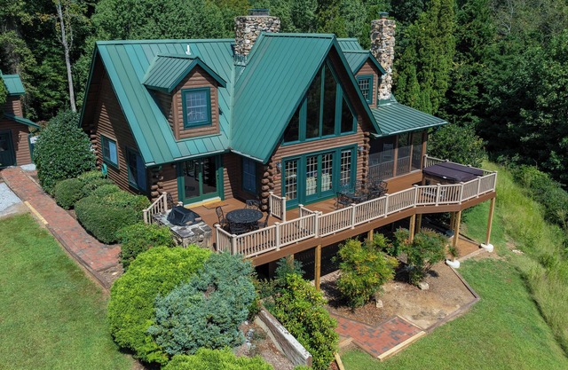 Stunning Mountain Views on 8 Acres with Hot Tub, sleeps 10