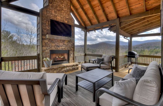 Stunning mtn views, hot tub, pool table