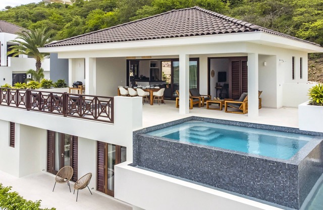 Stunning new luxurious villa in Caribbean style with pool - 2min walk to beach.
