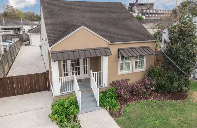 Stunning New Orleans Style Cottage Sleeps 6 with PRIVACY in SAFE Neighborhood