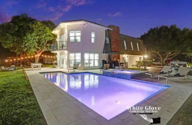 Stunning New Pool Jacuzzi 7BR Game Room Walk to the beach