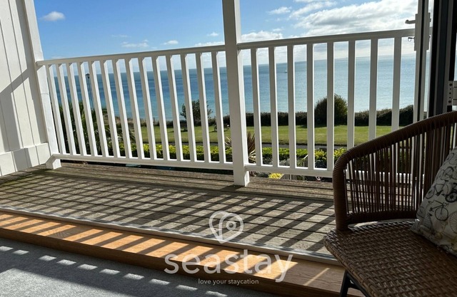 Stunning newly refurbished apartment, 2 bedrooms, 2 bathrooms, parking and amazing view