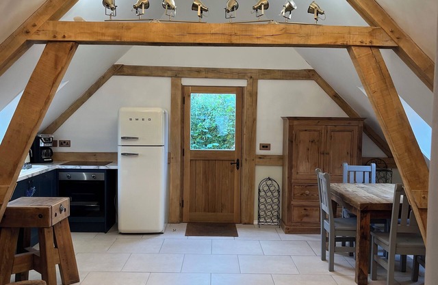 Stunning oak-framed Cotswold holiday home. Entire top floor.