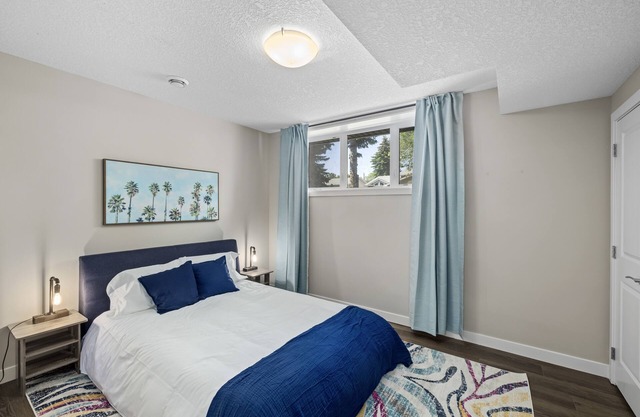 ⭐️Stunning Oasis🌴 Fence yard ✅ Pet friendly 🐶 Close to West Edmonton Mall