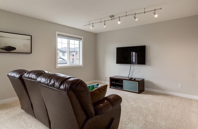 Stunning Oasis in Upscale Aspen Woods, Close to COP & Downtown