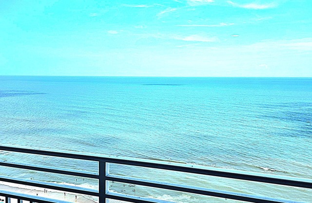 Stunning Ocean Sunrise Escape. One Bedroom with full kitchen and free parking