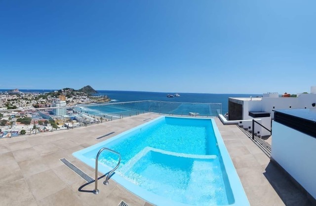 Stunning Ocean view, Cozy apartment in lovely Mazatlán. Wi-Fi, AC, fitness room