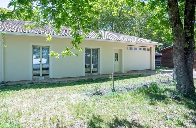 Stunning private villa for 10 guests with WIFI, A/C, TV, terrace, pets allowed and parking