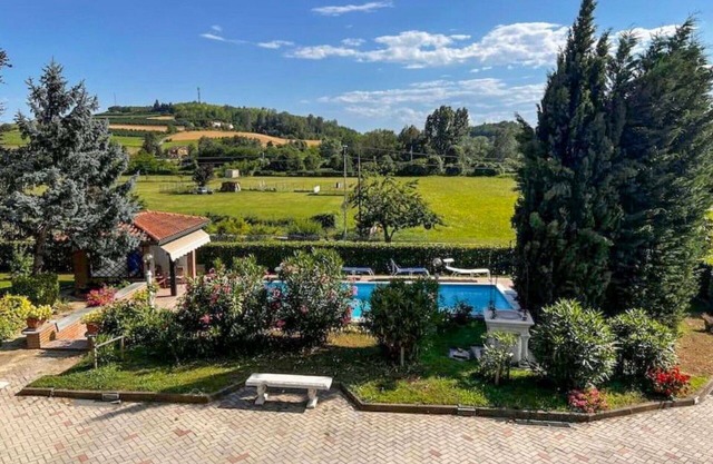 Stunning private villa for 4 guests with WIFI, private pool, A/C, TV, patio and pets allowed