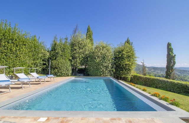 Stunning private villa with A/C, hot tub, private pool, WIFI, TV, terrace, pets allowed and park.