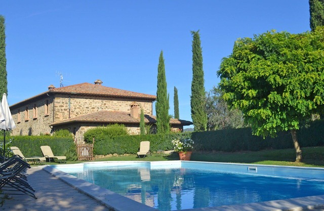 Stunning private villa with WIFI, private pool, A/C, TV, patio, pets allowed and parking
