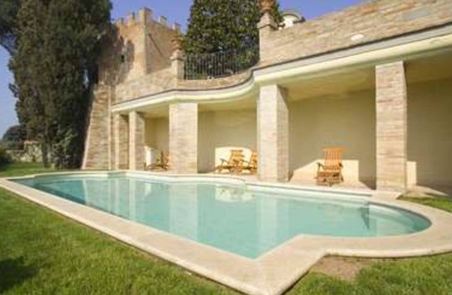 Stunning private villa with private pool, hot tub, WIFI, A/C, TV, terrace, close to San Gimignano