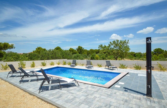 Stunning private villa for 12 people with hot tub, WIFI, private pool, A/C, TV, terrace and park.