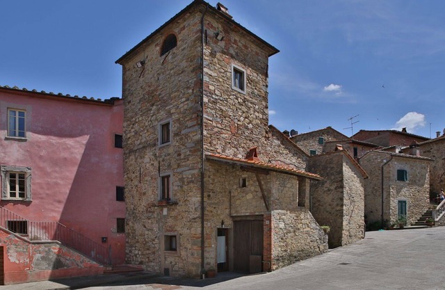 Stunning private villa with hot tub, WIFI, A/C, TV, pets allowed and parking, close to Arezzo