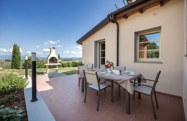 Stunning private villa with WIFI, A/C, hot tub, pets allowed and panoramic view, close to Florence
