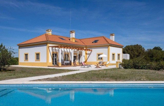 Stunning private villa for 6 guests with A/C, WIFI, private pool, TV, terrace and parking