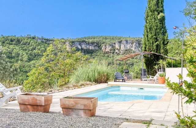 Stunning private villa for 6 people with private pool, TV and patio