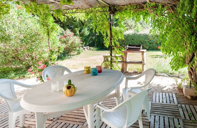 Stunning private villa for 4 guests with WIFI, TV, patio and pets allowed