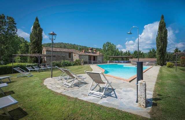 Stunning private villa with WIFI, private pool, veranda, pets allowed, panoramic view and parking