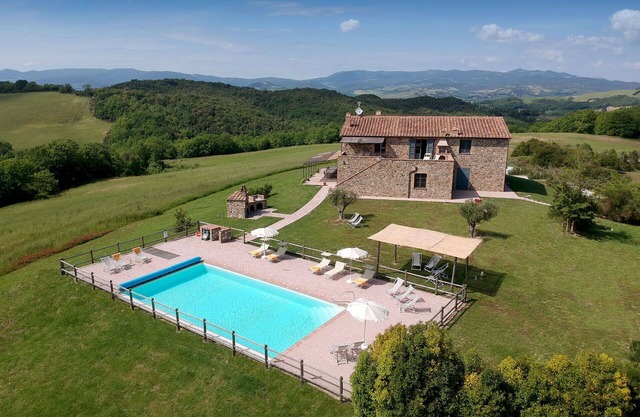 Stunning private villa for 21 guests with A/C, WIFI, private pool, TV, terrace and panoramic view