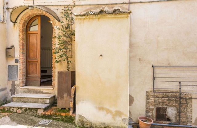 Stunning private villa for 4 guests with WIFI, TV, pets allowed and parking