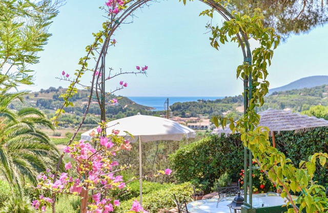 Stunning private villa for 6 people with A/C, WIFI, TV, patio and parking