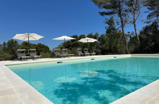 Stunning private villa with WIFI, A/C, private pool, TV, pets allowed, parking, close to Alberobello