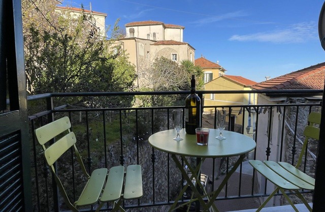 Stunning private villa for 4 guests with WIFI, TV, balcony and pets allowed