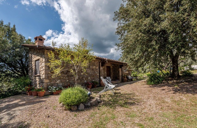 Stunning private villa with WIFI, private pool, TV, patio, pets allowed, panoramic view and park.