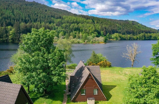 Stunning private villa with hot tub, WIFI, TV, terrace, pets allowed, panoramic view and parking