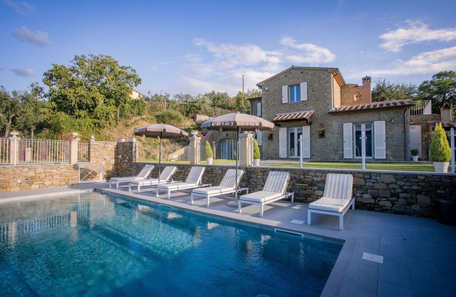 Stunning private villa with private pool, WIFI, A/C, TV, terrace, panoramic view, close to Cortona