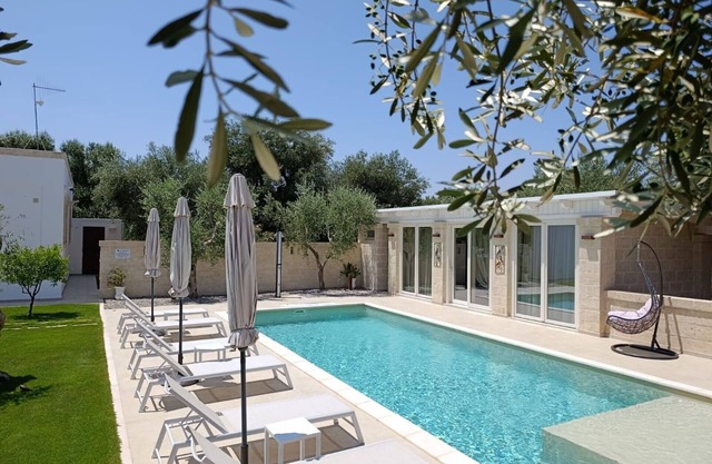 Stunning private villa with private pool, A/C, WIFI, TV, patio and parking, close to Ostuni