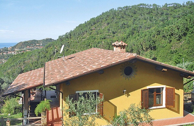Stunning private villa for 4 people with WIFI, TV, patio and parking
