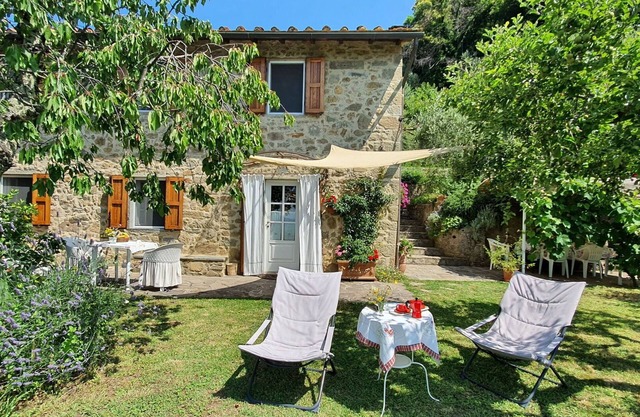 Stunning private villa with hot tub, A/C, internet, TV, pets allowed, panoramic view, close to Lucca