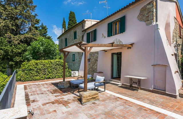Stunning private villa for 5 guests with A/C, WIFI, TV, patio, pets allowed and panoramic view