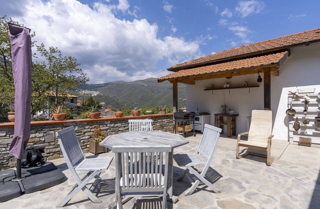 Stunning private villa for 6 people with WIFI, patio, pets allowed and panoramic view