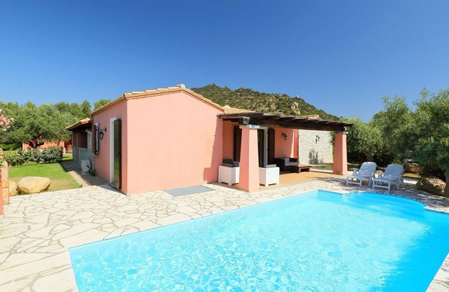 Stunning private villa for 8 guests with private pool, WIFI, TV, terrace, pets allowed and parking