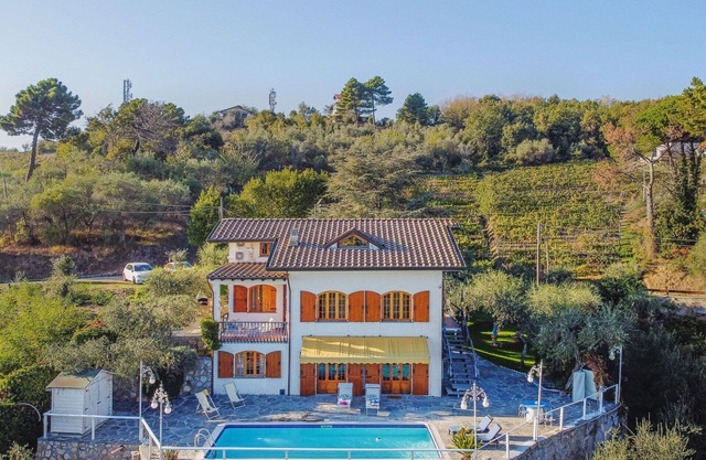 Stunning private villa with WIFI, private pool, A/C, TV, patio, pets allowed and parking