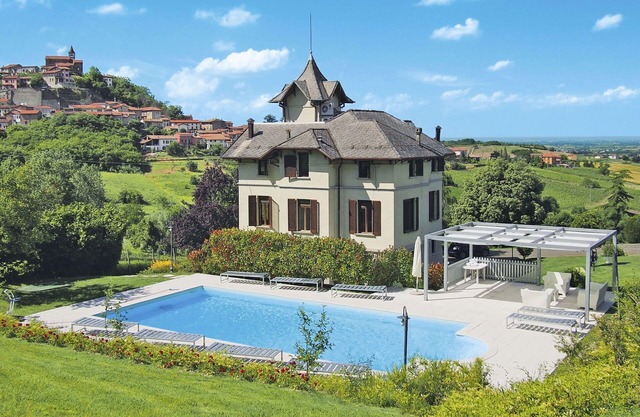 Stunning private villa with hot tub, WIFI, private pool, A/C, TV, terrace and pets allowed