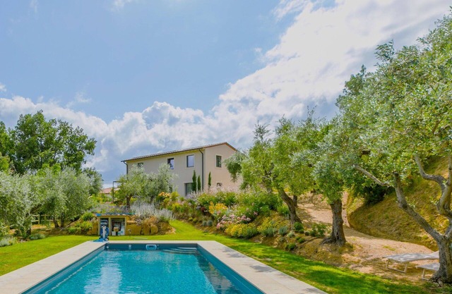 Stunning private villa for 6 guests with WIFI, A/C, private pool, TV, patio and parking