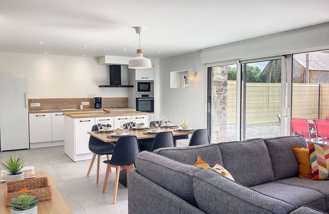 Stunning private villa for 6 guests with WIFI, TV and patio