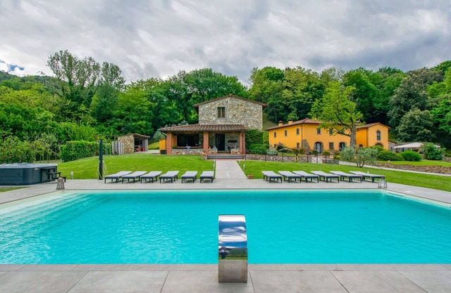 Stunning private villa with private pool, WIFI, hot tub, A/C, TV, balcony and pets allowed