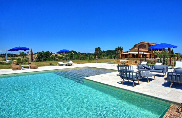 Stunning private villa with WIFI, private pool, A/C, hot tub, patio and panoramic view