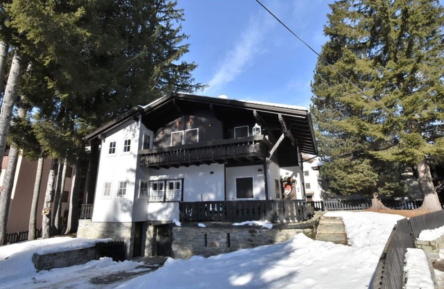 Stunning private villa for 9 guests with WIFI, hot tub, TV, balcony, pets allowed and parking