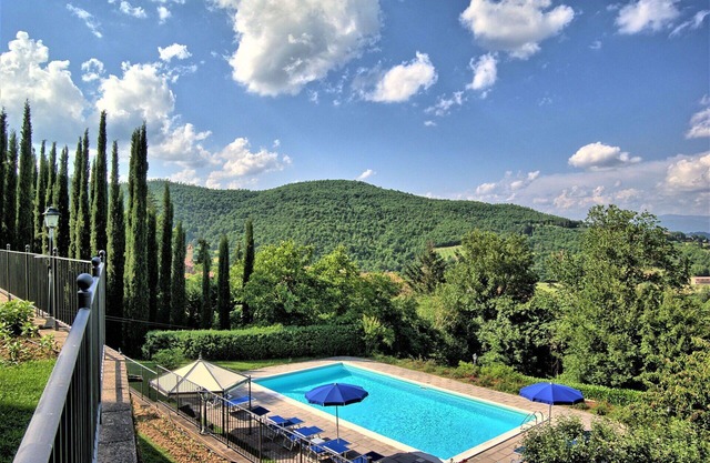 Stunning private villa with hot tub, A/C, WIFI, private pool, TV, patio and panoramic view