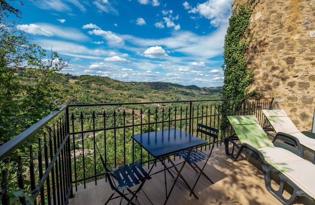 Stunning private villa for 4 people with hot tub, WIFI, A/C, TV, terrace, panoramic view and par.
