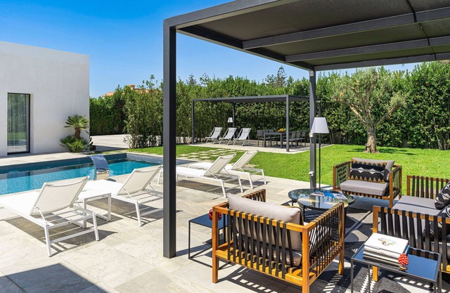 Stunning private villa for 12 people with A/C, WIFI, private pool, TV and patio