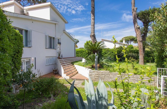 Stunning private villa for 6 people with WIFI, hot tub, A/C, TV, terrace, pets allowed and parking